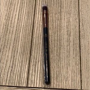 Luxie 140 Wonder Woman detail tapered blender